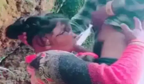 Gaon Ke Ladki Jungle Mein Lund Ke Upar Sawari Karti Hai