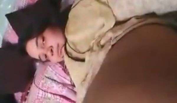 Pakistani Ladki Apni Chuut Aur Chuchi Dikha Rahi Hai