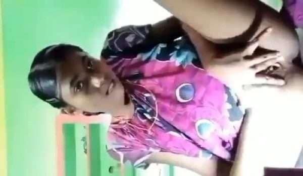 Horny Ladki Apne Choot Mein Tel Ke Bottle Daal Rahi Hai