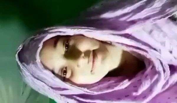 Bahoot Sexy Bangladeshi Ladki Ke Choot Dikha Rahi Hai
