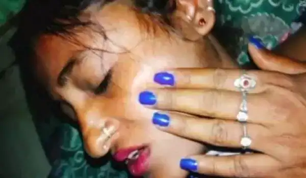 Raat Ko Sabke So Jane Ke Baad Gaon Ke Biwi Ko Choda