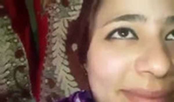 Pakistani Bhabhi Apne Boyfriend Se Chud Rahi Hai