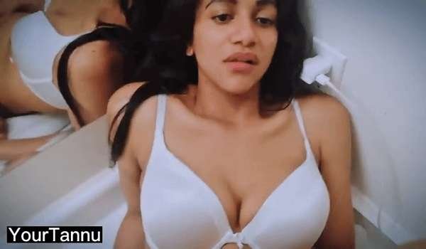 Shararati Ladki Ko Uske Washroom Mein Choda Gaya