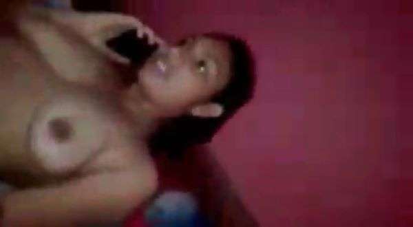Dhokhebaaj Girlfriend Ko Phone Par Baat Karte Samai Choda Gaya