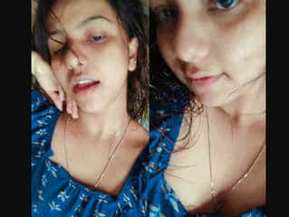 Patlee Ladki Apne Nipples Dikha Rahe Hai