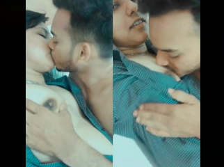 Hotel Ke Kamre Mein Masti Karate Hue Couple