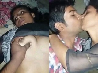 Young Ladki Apni Premika Ke Sath Aanand Le Rahi Hai