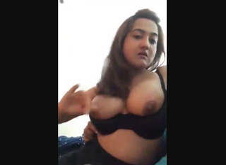 Big Boobs Wali Girlfriend Kiss Kar Rahi Hai