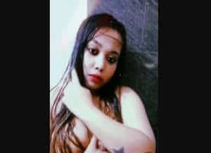 Hot Insta Girl Khud Ko Dikhati Huee