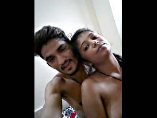 Ek Khoobsurat Couple Dheere Se Chumban Le Raha Hai