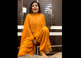 Hot Desi Ladki Poori Nangi Badan Dikha Rahi Hai