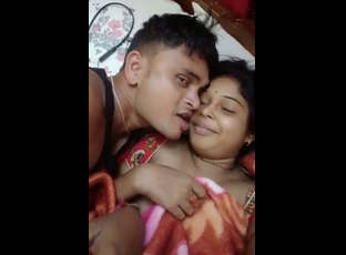 Indian Hot Married Couple Ki Ek Romantic Kiss