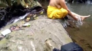Indian Lady Outdoor Mein Kapde Utarte Huye