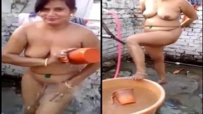 Gaon Ke Bhanumathi Aunty Ka Nangi Nahate Hue Video
