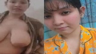 Doodhwali Assamese Girl Bade Chuchi Dikhaya