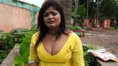 Bade Dudh Wali Aunty Ki Vishaal Cleavage