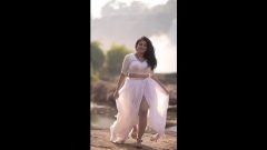 Saphed Poshaak Mein Sexy Mahila Apne Bade Bade Chuchu Ke Sath Dour Rahi Hai