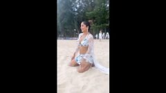Kate Sharma Hot Cleavage Ke Sath Beach Par Tahalte Huye