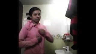Bangladeshi Ladki Bathroom Mein Apne Kapde Badal Rahi Hai