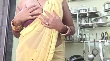 Aakarshak Bhabhi Ne Apne Manmohak Figure Dikha Rahi Hai